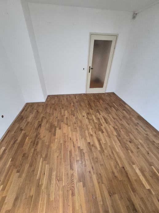 trosoban-stan-velikom-terasom-slika-265564969