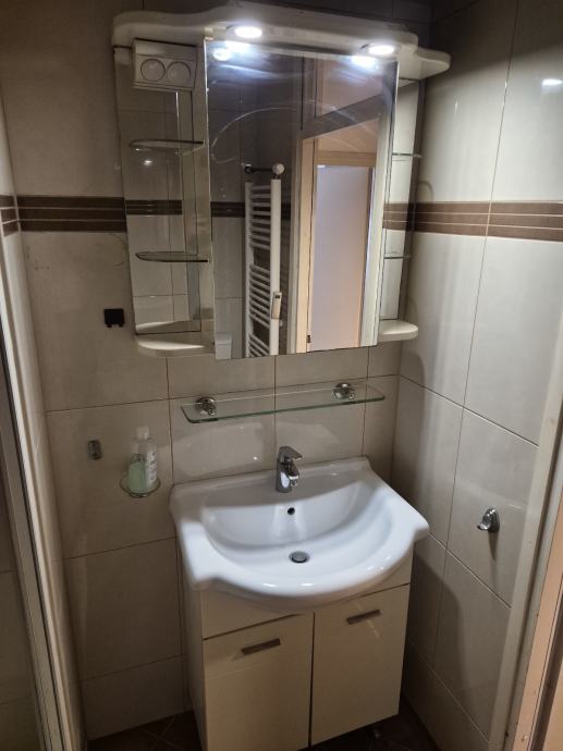 trosoban-stan-velikom-terasom-slika-265565003