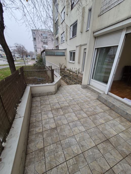 trosoban-stan-velikom-terasom-slika-265565059