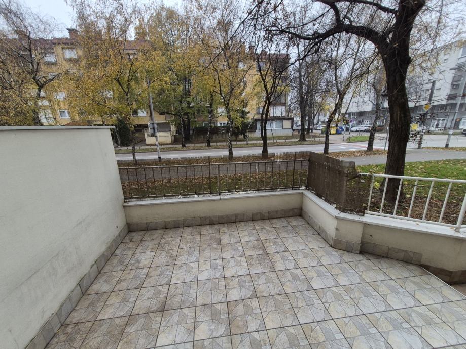 trosoban-stan-velikom-terasom-slika-265565064