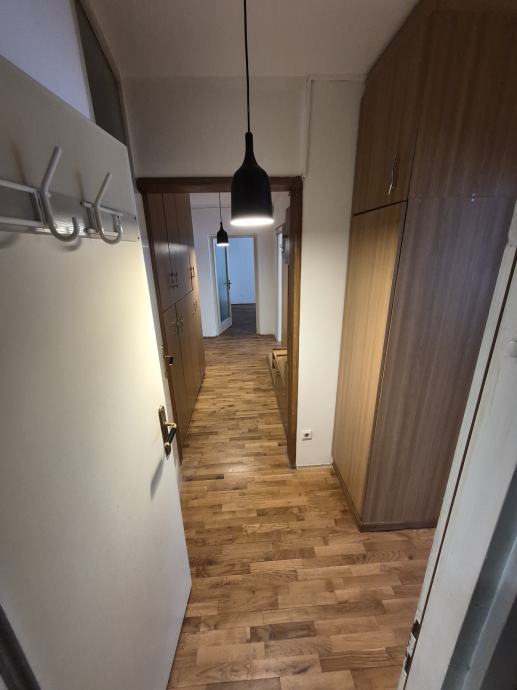 trosoban-stan-velikom-terasom-slika-265565409