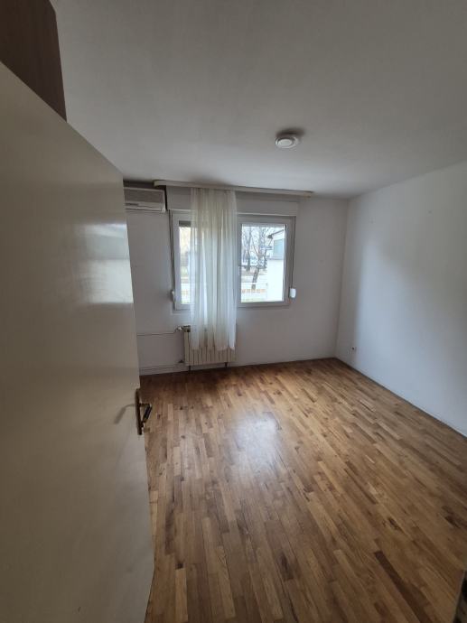 trosoban-stan-velikom-terasom-slika-265565449