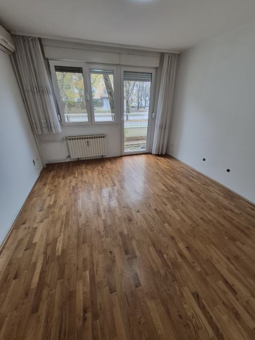 trosoban-stan-velikom-terasom-slika-265565455