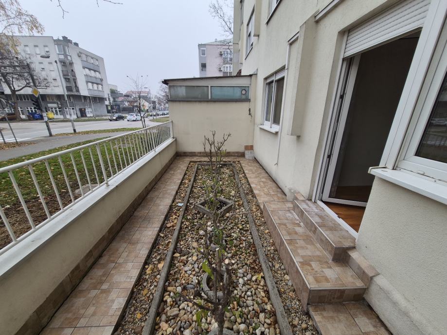 trosoban-stan-velikom-terasom-slika-265565457