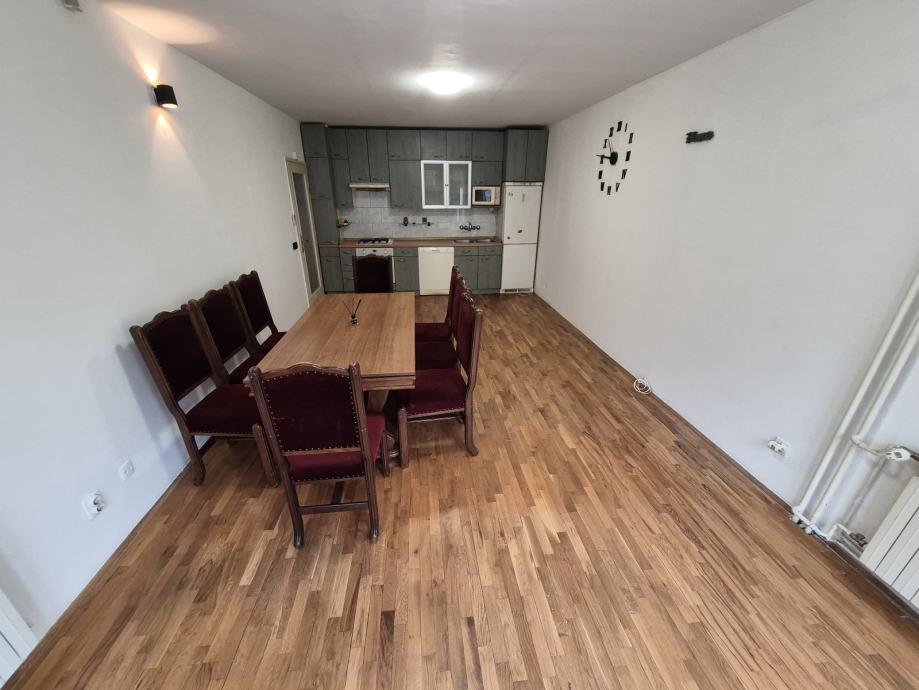 trosoban-stan-velikom-terasom-slika-265565472