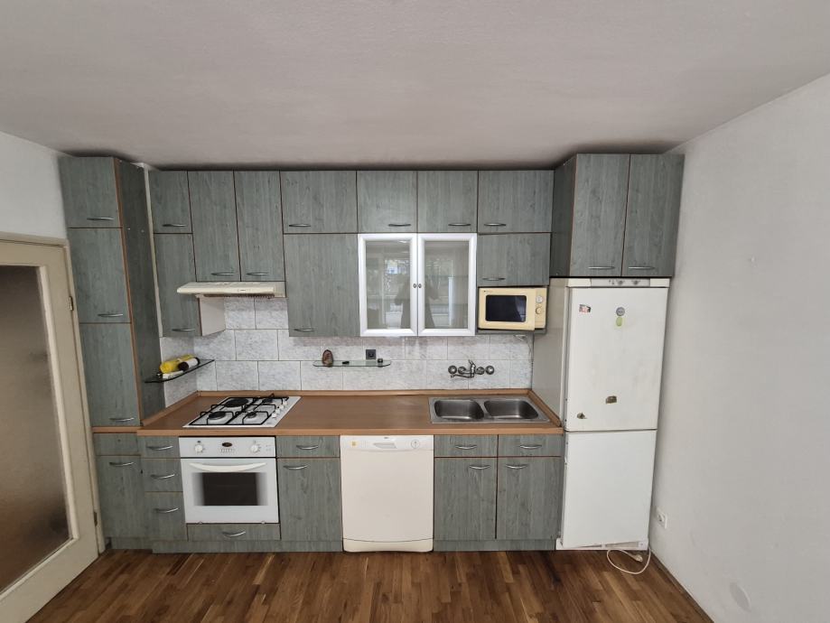 trosoban-stan-velikom-terasom-slika-265565475